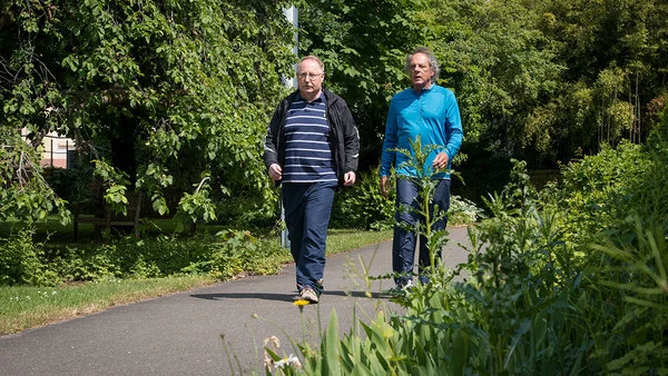 Zwei ältere Männer gehen spazieren. Foto: Tobias Schwerdt Zwei ältere Männer gehen spazieren.
