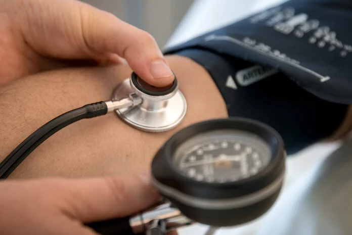 Blutdruckmessen , © Krebsinformationsdienst, DKFZ; Foto: Tobias Schwerdt Bildausschnitt: Blutdruckmessen am Arm mit Stethoskop.