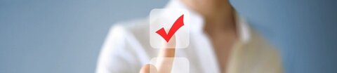 Umfrageteilnahme, © aydinynr, istock.com Person kreuzt Auswahlfeld bei einer Umfrage an