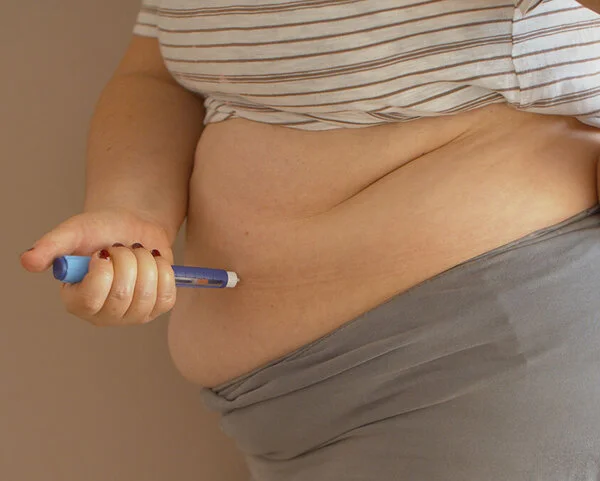 Eine übergewichtige Frau spritzt sich ein Diabetes Medikament., © MauricioSPY, Shutterstock Link auf den Text "Endometriumkarzinom: Risikofaktoren, Vorbeugung und Früherkennung"
