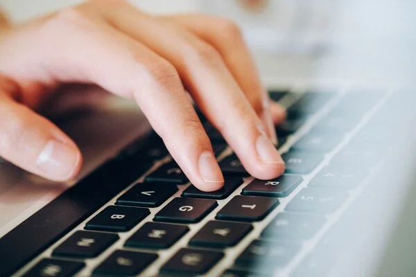 Computer-Tastatur, © fancycrave1, Pixabay Finger tippen auf einer Cpmputertastatur