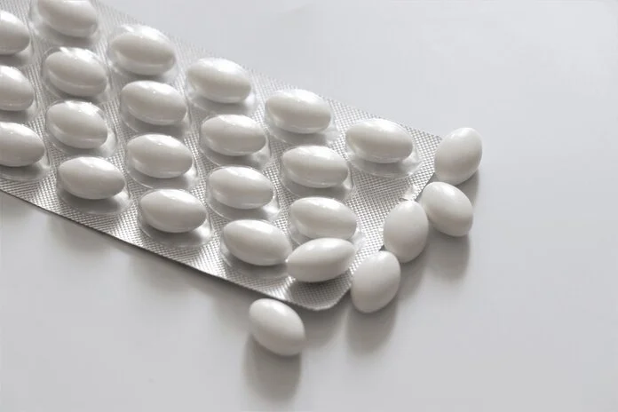 Tabletten, © Olga Oginskaya, Pixabay Blisterpackung mit weißen Tabletten