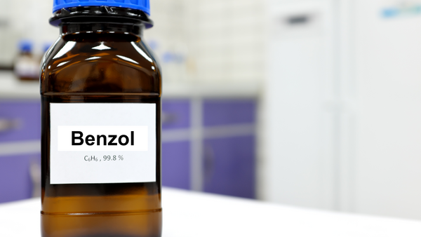 Chemikalien-Flasche mit einem Etikett, das mit "Benzol" und der Summenformel von Benzol beschriftet ist