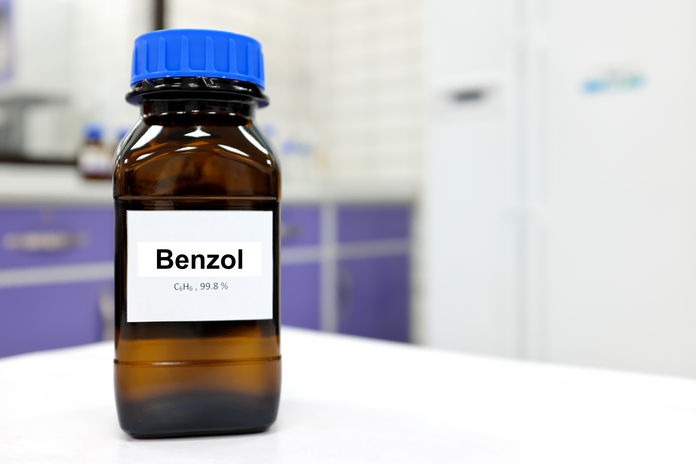 Benzol, © modifiziert nach 2020 sulit.photos, Shutterstock Chemikalien-Flasche mit einem Etikett, das mit "Benzol" und der Summenformel von Benzol beschriftet ist