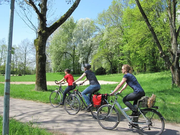Fahrradfahren, © Krebsinformationsdienst, DKFZ 3 Frauen fahren mit dem Fahrrad durch den Park