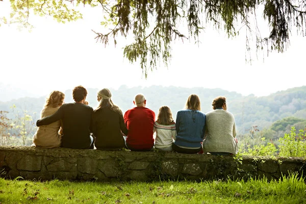 Leben mit Krebs, © Morsa Images, iStock Menschen von hinten fotografiert sitzen in einer Reihe