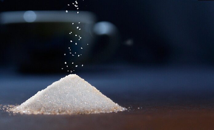 Zucker, © 955169, Pixabay Haushaltszucker rieselt auf einen kleinen Zuckerberg.
