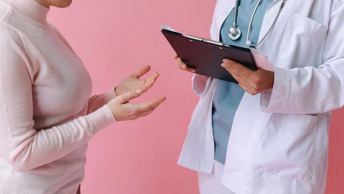 Patientin im Gespräch mit einer Ärztin, © Thirdman, Pexels Patientin im Gespräch mit einer Ärztin.
