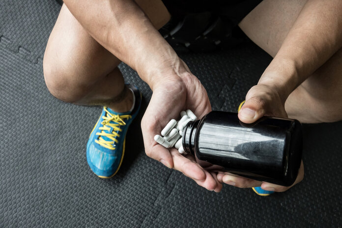 Dpoing, © Love Solutions, Shutterstock Sportler schüttet Doping-Kapseln in die Hand