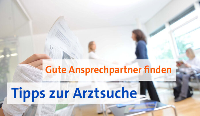 Im Hintergrund sieht man eine Frau im Wartezimmer einer Arztpraxis wie sie die Hand einer Ärztin schüttelt, im Bildvordergrund steht "Gute Ansprechpartner finden" in orangener Schirft und "Tipps zur Arztsuche" in blauer Schrift.