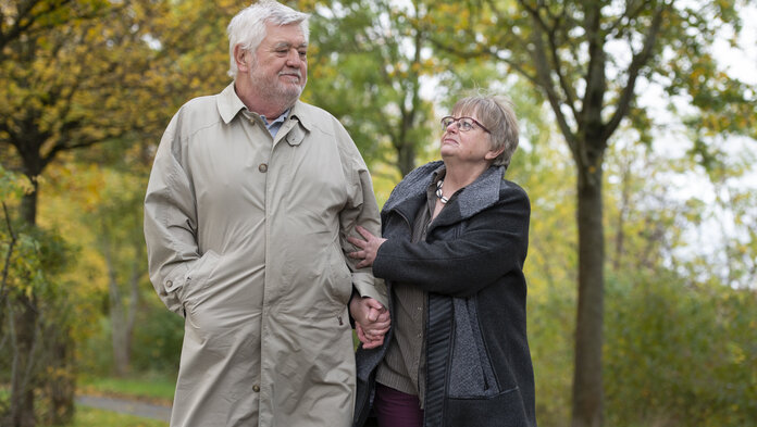 Älteres Ehepaar geht spazieren.