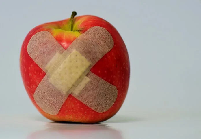 Apfel mit Pflaster, © ulleo, Pixabay Auf einem Apfel kleben zwei Pflaster.
