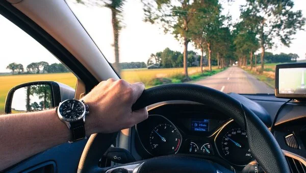Lenkrad, © Rudy and Peter Skitterians, Pixabay Blick aus einem Auto auf die Straße
