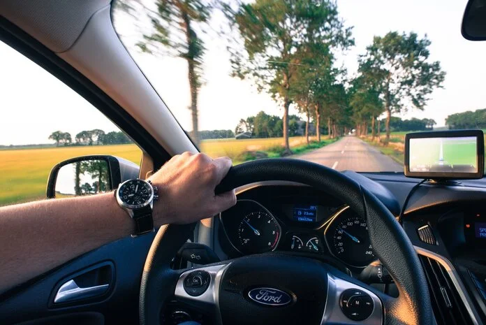 Lenkrad, © Rudy and Peter Skitterians, Pixabay Blick aus einem Auto auf die Straße