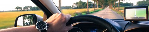 Blick aus einem Auto auf die Straße