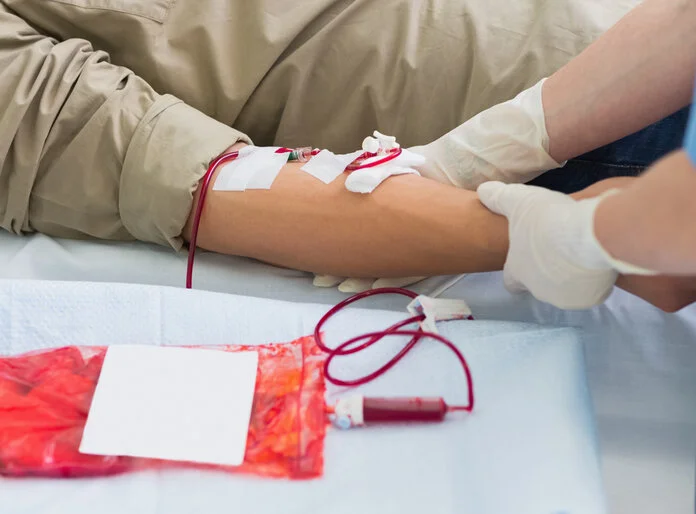 Bluttransfusion, © Freepik Ein männlicher Patient erhält eine Bluttransfusion in eine Armvene.