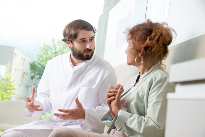 Arzt erklärt Patientin die Behandlung