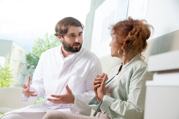 Arzt erklärt Patientin die Behandlung