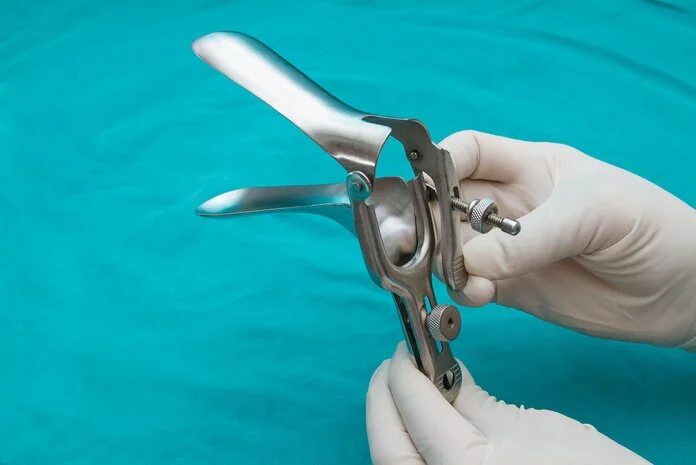 Spekulum: röhrenförmiges Instrument für eine frauenärztliche Untersuchung, © Praisaeng, Shutterstock Ein Spekulum ist ein röhrenförmiges Instrument für eine frauenärztliche Untersuchung.