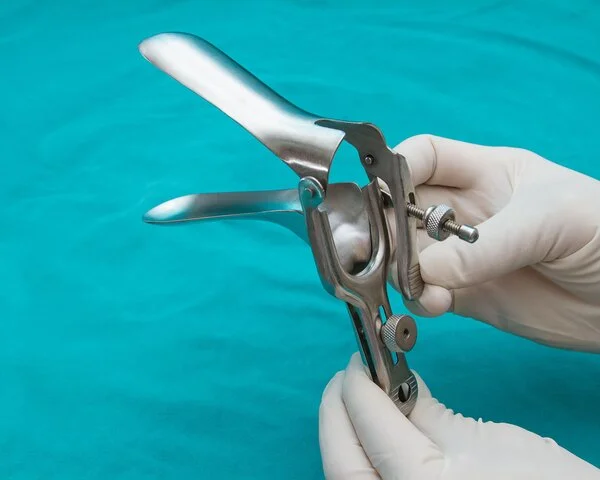 Spekulum: röhrenförmiges Instrument für eine frauenärztliche Untersuchung, © Praisaeng, Shutterstock Ein Spekulum ist ein röhrenförmiges Instrument für eine frauenärztliche Untersuchung.