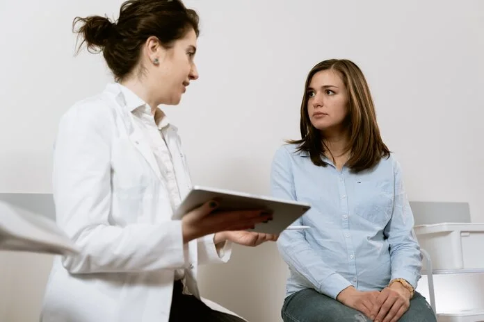 Ärztin und Patientin im Gespräch, © MART PRODUCTION, Pexels Ärztin und Patientin im Gespräch
