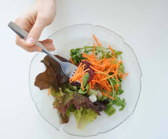 Salatteller, © Krebsinformationsdienst, DKFZ; Foto: Tobias Schwerdt Eine Hand piekt mit einer Gabel in einen gemischten Salat