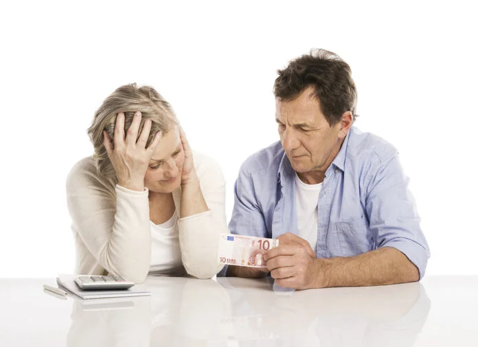 Paar mit Geldsorgen, © Halfpoint, Thinkstock Ein Paar sitzt am Tisch und macht sich Sorgen um Geld.