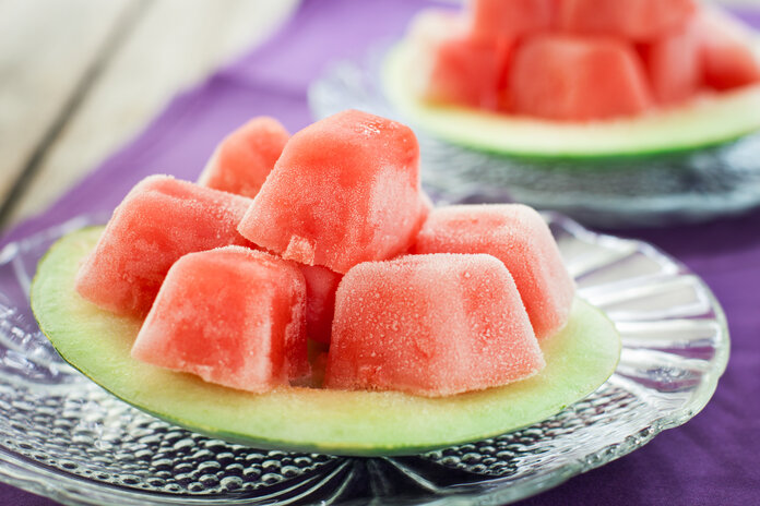 Eiswürfel aus gefrorenen Getränken oder Speisen, © kayakiki, iStock Rote Eiswürfel auf einem Glasteller