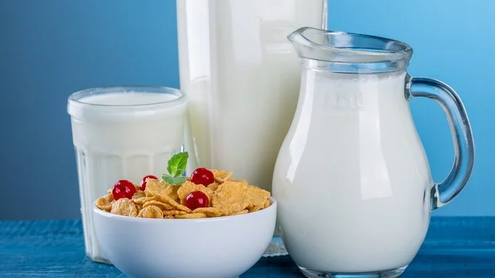 Erhöht ein tägliches Frühstück mit Milch das Risiko für Brustkrebs?, © Pixabay; Foto: Daria-Yakovleva Ein Glas, eine Flasche und eine Karaffe mit Milch stehen zusammen mit einer Schale Cerealien auf einem Tisch.
