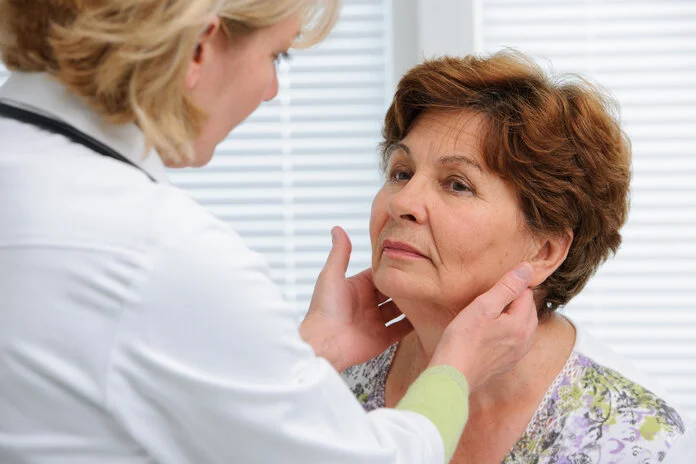 Lymphknoten abtasten, © Alexander Raths, Shutterstock.com Eine Ärztin tastet die Lymphknoten einer Patientin ab.