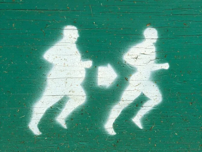 Abnehmen, © Renee Fisher, Unsplash Graffiti eines übergewichtigen Mannes, eines Pfeils und eines normalgewichtigen Mannes.