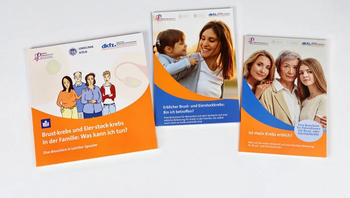 Broschüren in Leichter Sprache zu familiärem Brust- und Eierstockkrebs., © Krebsinformationsdienst, DKFZ Cover von Broschüren des Krebsinformationsdienstes zum familiären Brust- und Eierstockkrebs in Leichter Sprache.