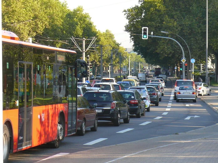 Autos, Verkehr, © Krebsinformationsdienst, DKFZ Mehrere Autos und ein Bus stehen vor einer Ampel.