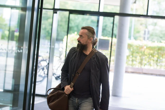 Klinikeingang, © Krebsinformationsdienst, DKFZ; Foto: Tobis Schwerdt Ein Mann betritt eine Klinik durch die Eingangstür.