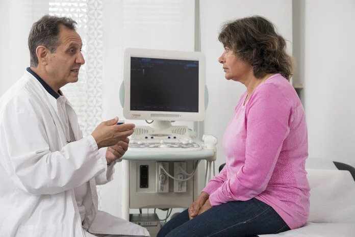 Ärztliche Beratung Ultraschall, © Krebsinformationsdienst, DKFZ; Foto: Tobias Schwerdt Ein Arzt erklärt einer Patientin die Ultraschaldiagnostik