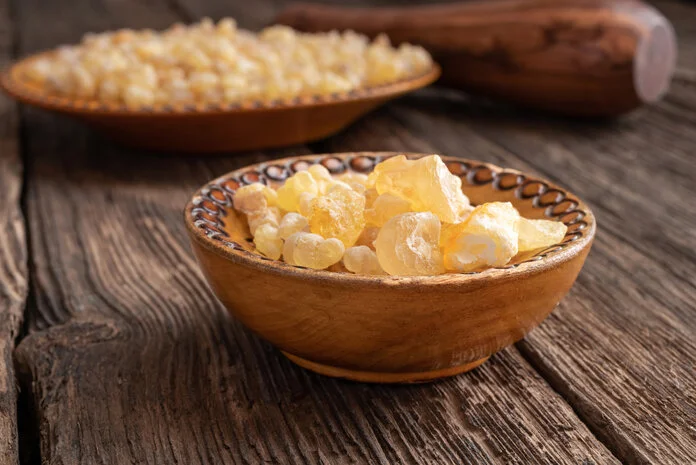 Weihrauch ist das Harz des Boswellia-Baums. Eine Wirkung gegen Krebs ist bislang nicht belegt., © Shutterstock, Foto: Madeleine Steinbach Zwei Schalen mit Weihrauch-Harz stehen auf einer hölzernen Unterlage.