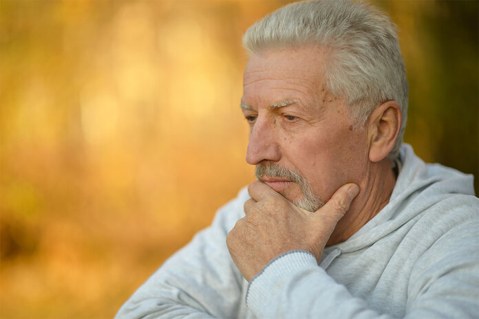 Nachdenken, Ruslan Guzov, Fotolia.com Älterer Mann sitz da und ist nachdenklich.