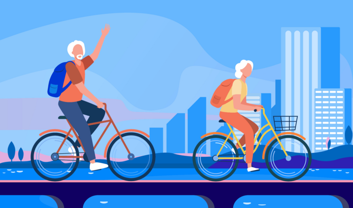 senior-seniorin-fahren-fahrrad-vor-stadt, © pch.vector, freepik. Illustration: Zwei ältere Menschen fahren gemeinsam Fahrrad. Im Hintergrund eine Stadt-Silhouette.