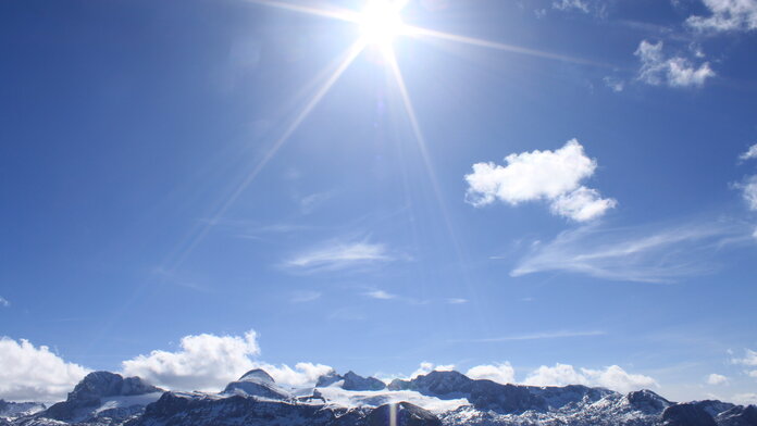 Sonne über Gebirgszug