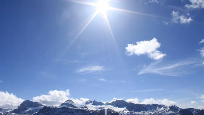 Sonne über Gebirgszug, © Krebsinformationsdienst, DKFZ Sonne über Gebirgszug
