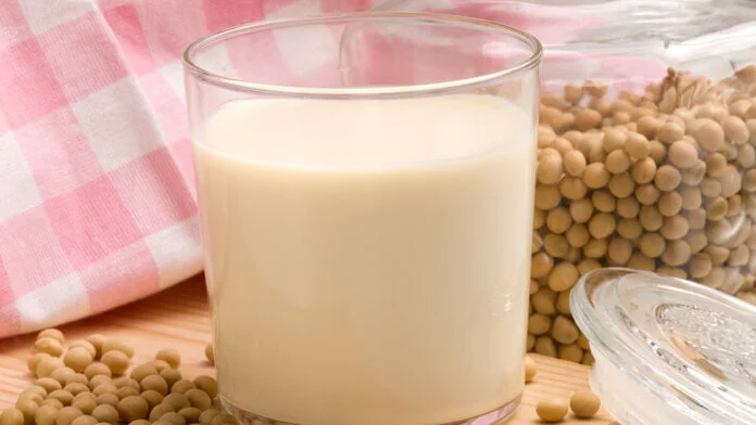 Sojamilch, © Carojulia, Thinkstock Ein Glas Sojamilch, daneben Sojabohnen