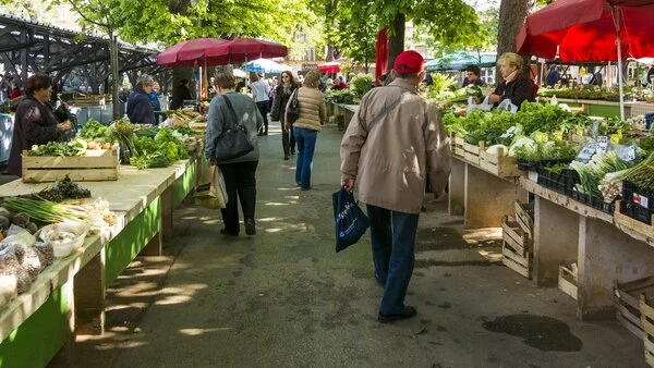 Einkaufen auf dem Markt, © Fotoworkshop4You, Pixabay Menschen schlendern zwischen den Ständen eines Wochenmarktes.