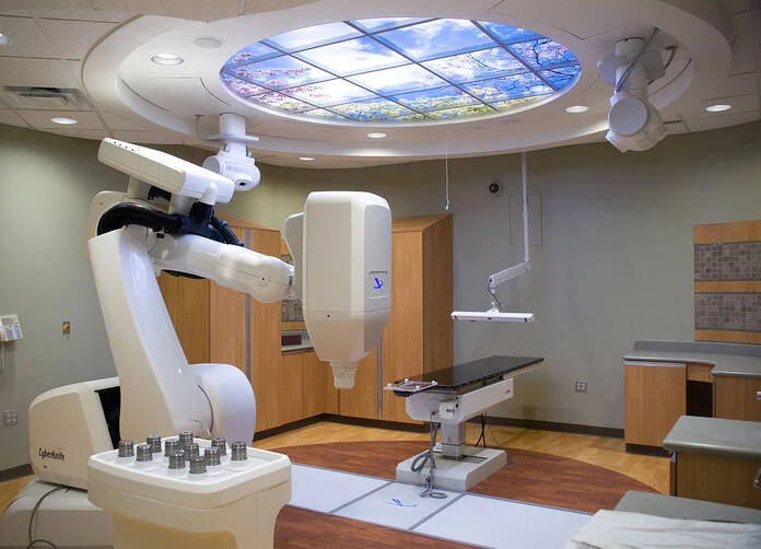 Cyberknife, Saginaw Future/Wikimedia Commons Cyberknife: ein robotergestützter Linearbeschleuniger zur Strahlentherapie.