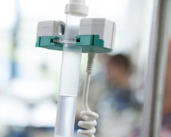 Chemotherapie-Tropf, © Krebsinformationsdienst, DKFZ; Foto: Tobias Schwerdt Tropf mit Chemotherapiemittel
