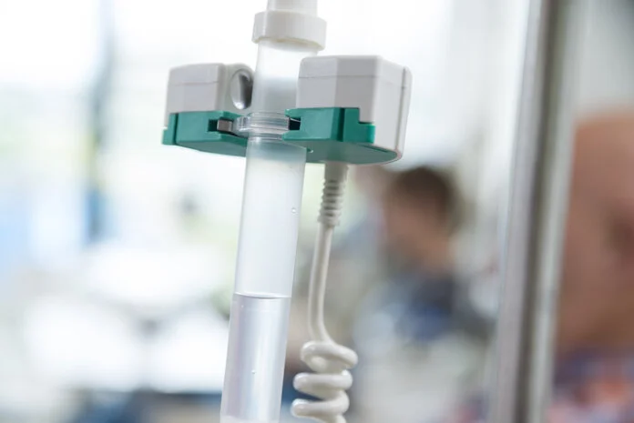 Chemotherapie-Tropf, © Krebsinformationsdienst, DKFZ; Foto: Tobias Schwerdt Tropf mit Chemotherapiemittel