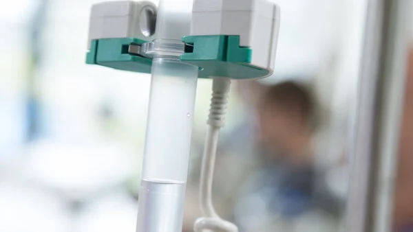 Chemotherapie-Tropf, © Krebsinformationsdienst, DKFZ; Foto: Tobias Schwerdt Tropf mit Chemotherapiemittel