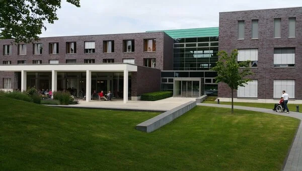 Reha-Zentrum , © soulis, Pixabay Reha-Zentrum von außen mit Terrasse und Park