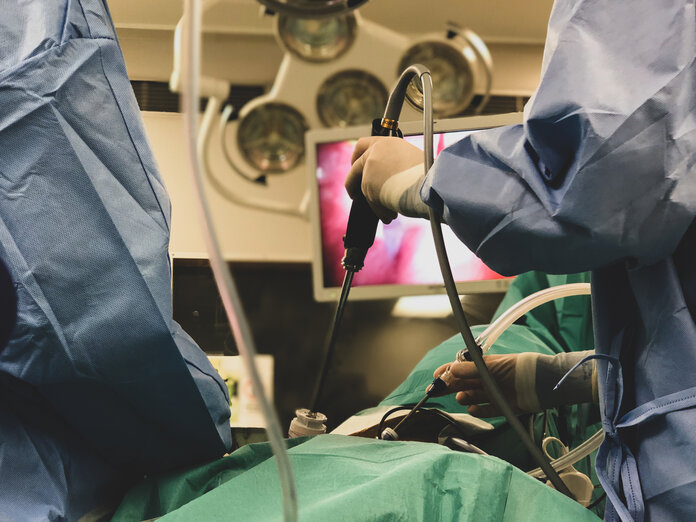 Operation Bauchraum, © Pranav Kukreja, Shutterstock Operation am Bauchraum, die auf einem Bildschirm übertragen wird.
