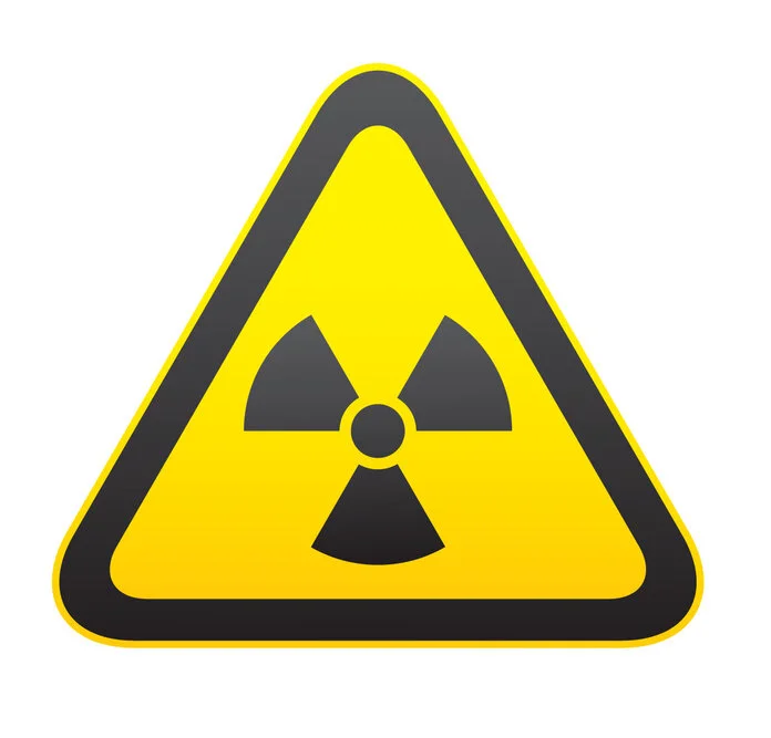 Gefahrstoffzeichen, © Ecelop, Shutterstock. Gefahrstoffzeichen beispielsweise radioaktiv, giftig, ätzend, reizend, explosiv