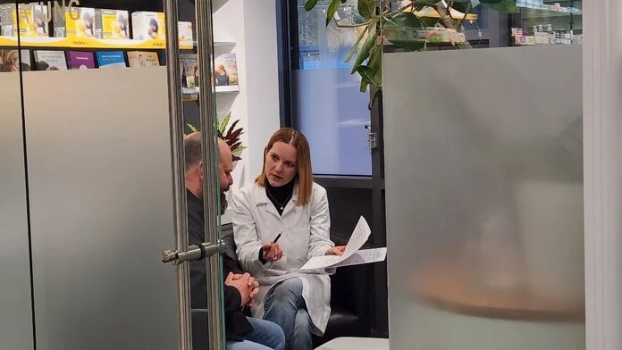 Patient lässt sich von einer Apothekerin beraten